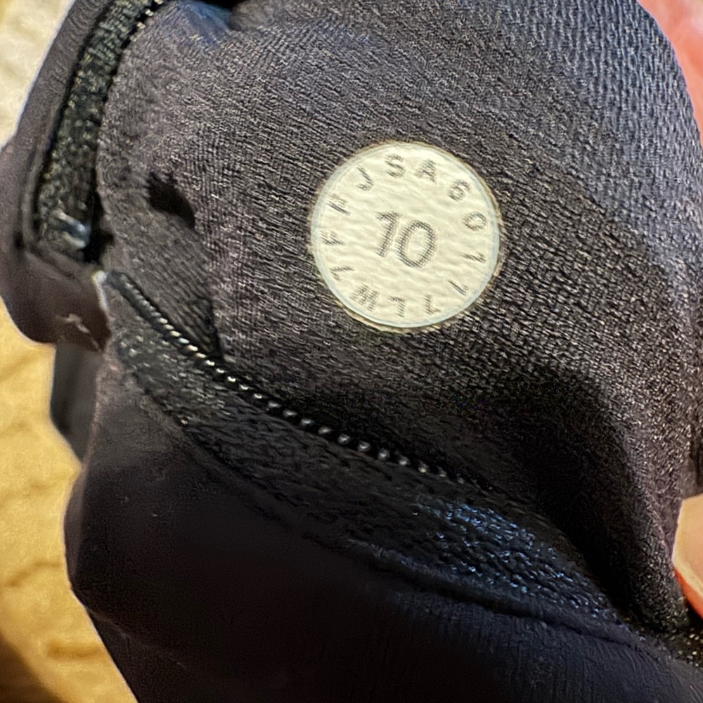 Lululemon women’s black speed up shorts 10 - Picture 4 of 4